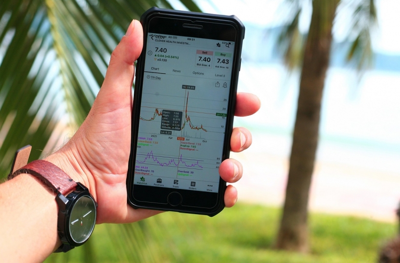 oe交易所app下载量突破1000万 新增跨链闪兑与一键质押功能